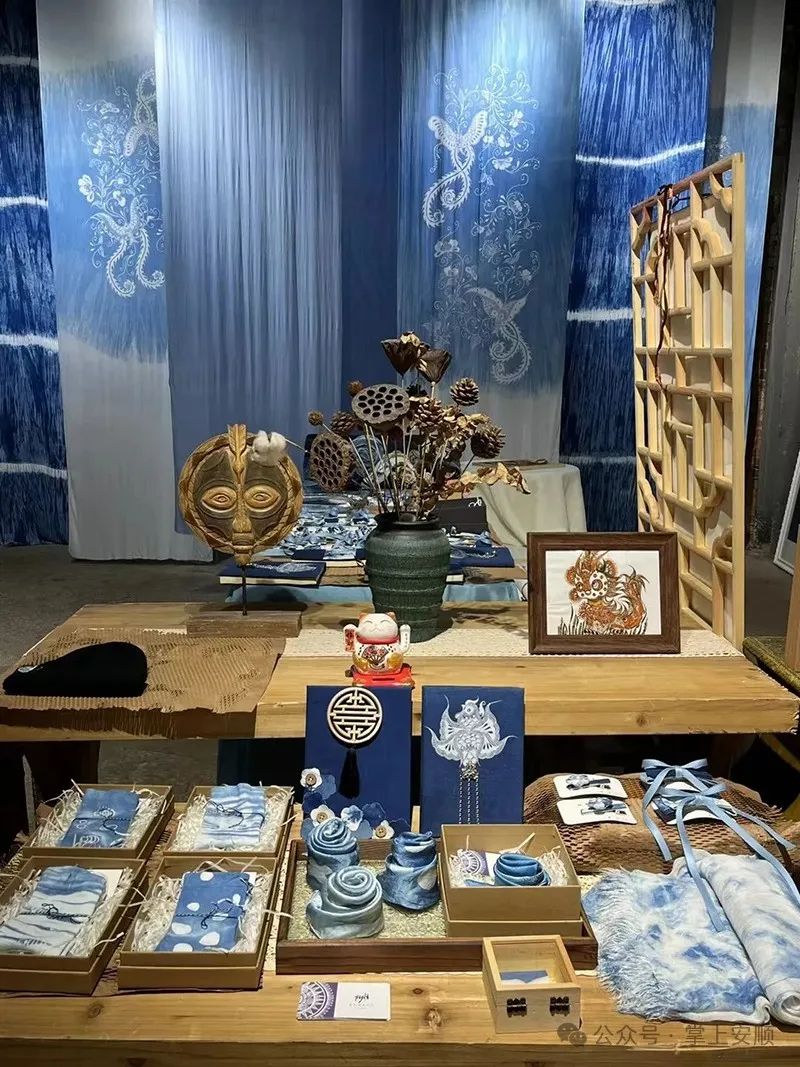 作为安顺蜡染非遗传承人,张娟娟精心制作蜡染发饰,蜡染书衣,扎染袜子