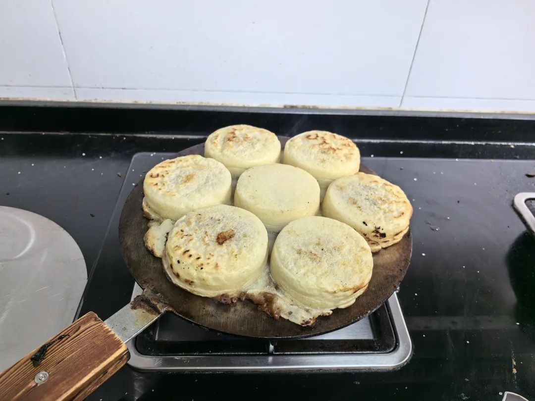 这次主要负责搅拌面粉,她开心地表示:"我很喜欢吃海棠糕,平时都是外面