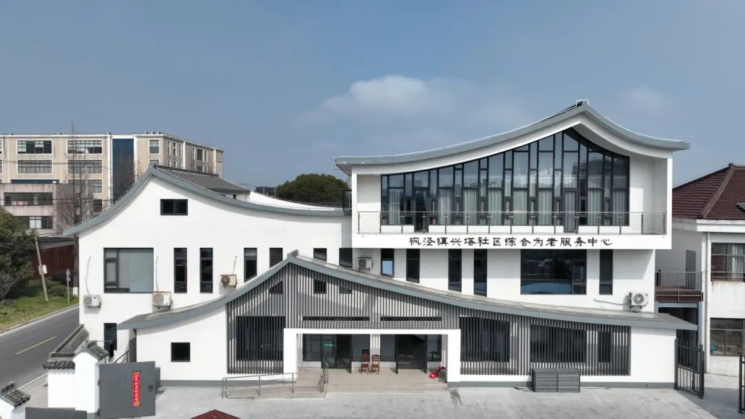 上午9点,枫泾镇兴塔社区综合为老服务中心迎来了第一批前来活动的老年