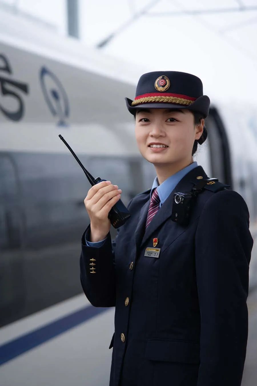被全网点赞的"95后"铁路小姐姐,厉害了!