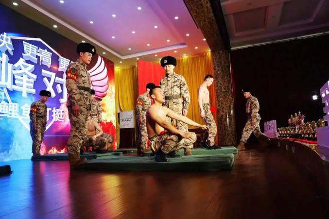 荷尔蒙爆棚的八块腹肌让人尖叫的"铁血倒三角"身材健硕的兵哥哥一身