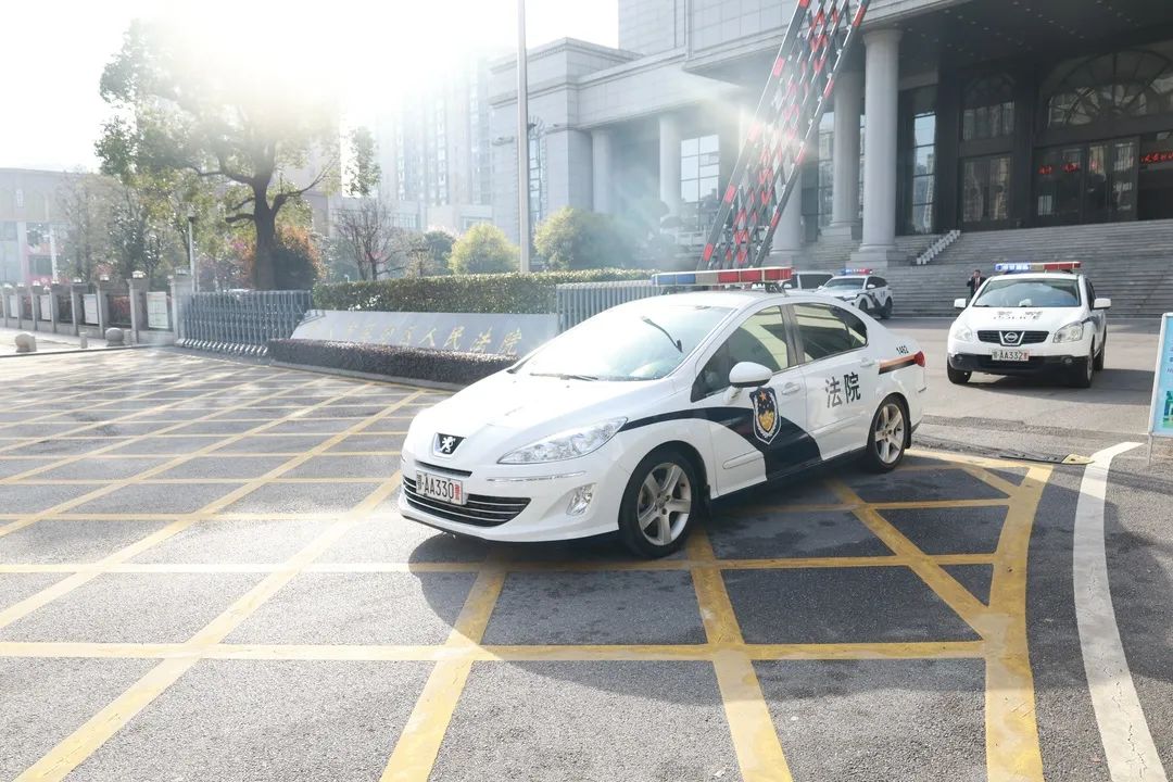 行动" 开始的命令后,20余名干警按照行动计划分乘5辆警车奔赴各自战场