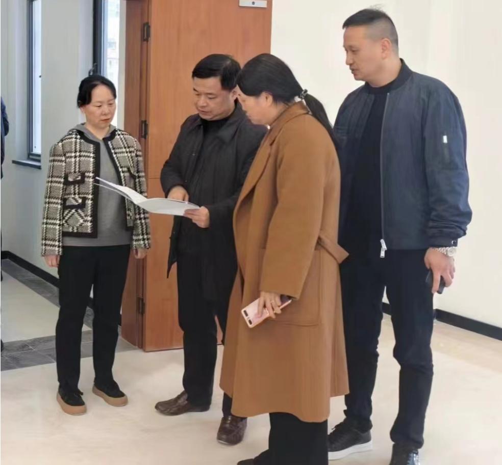 段毅强调,要严格落实安全生产责任制,尤其在用电,用水,高空作业等方面