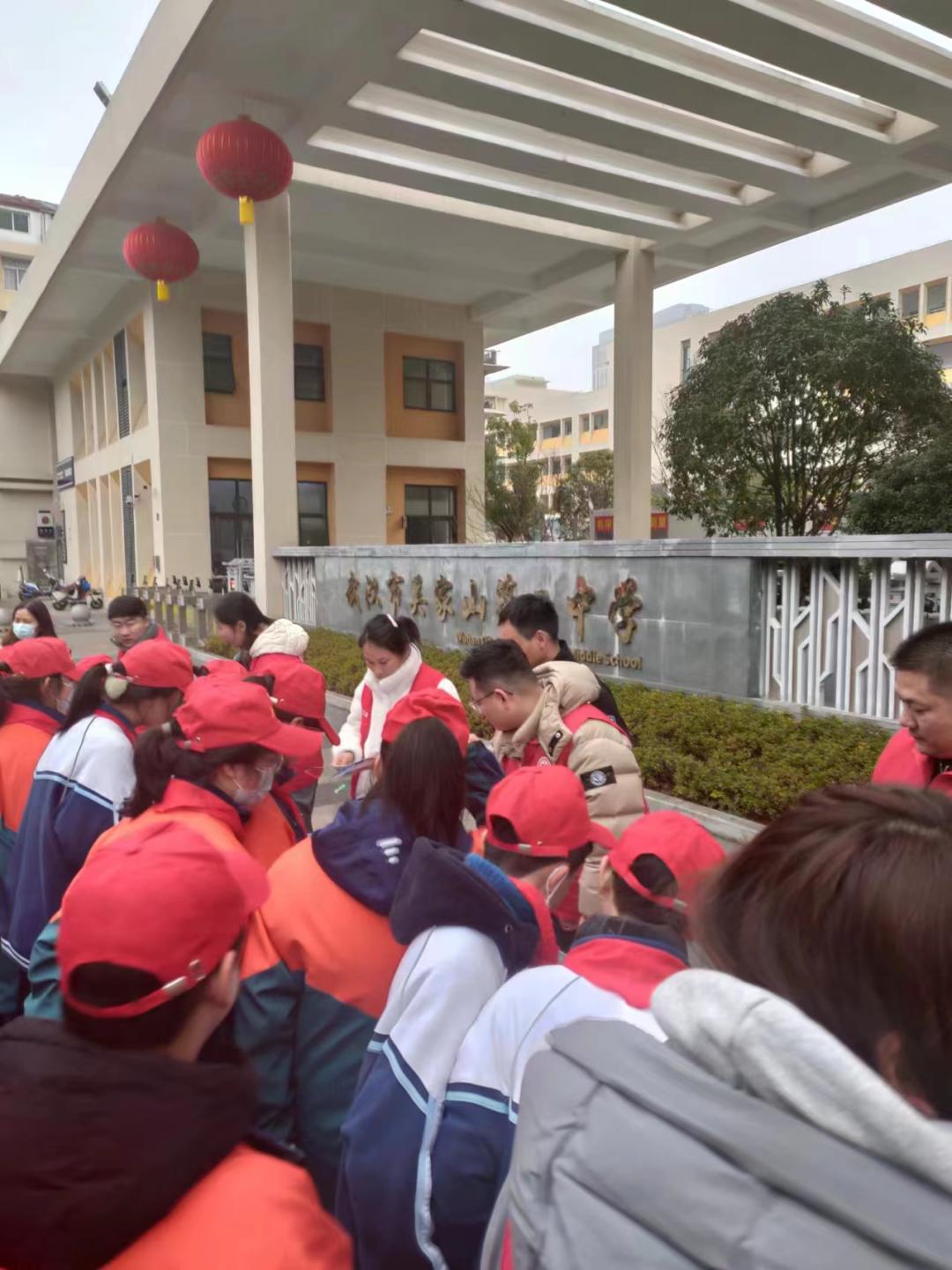 武汉市公安局东西湖区分局吴家山街派出所走进吴家山二中,通过摆法治