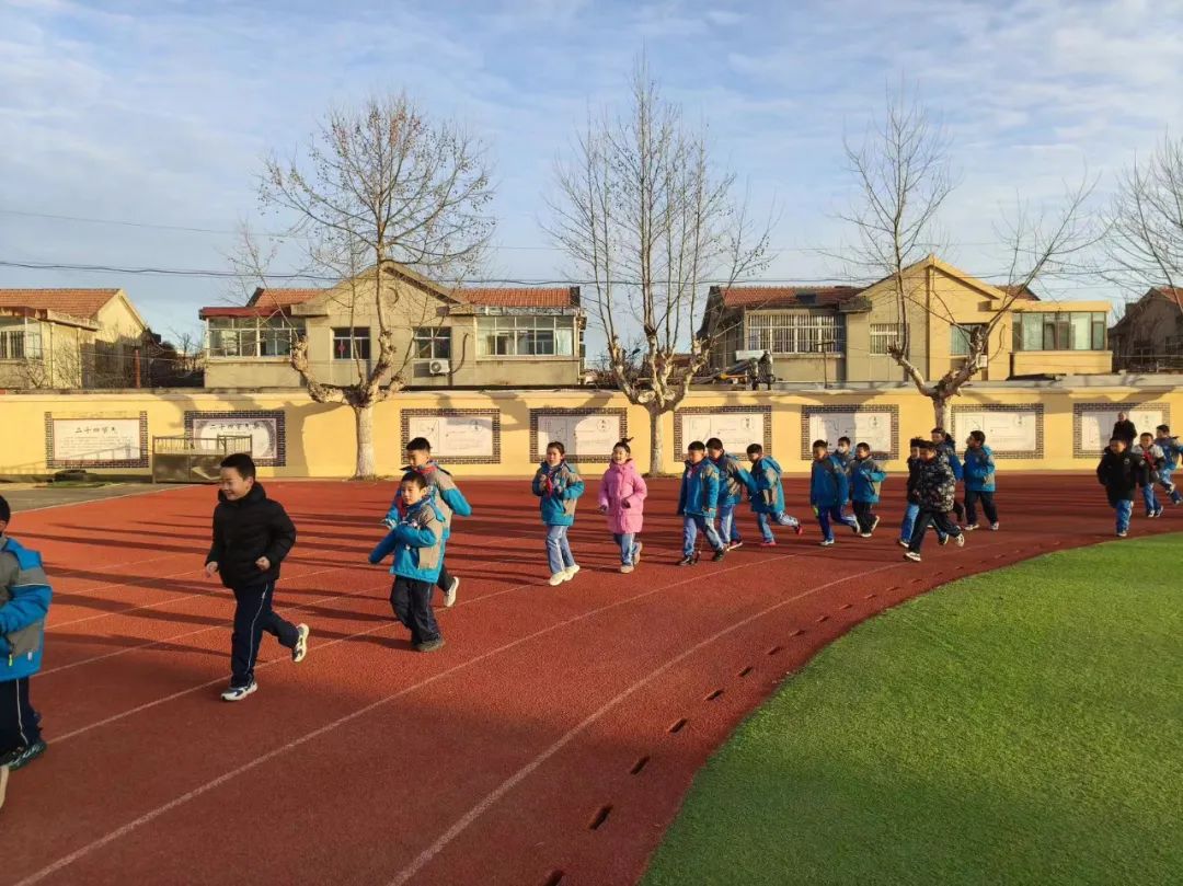 跳绳,体操……组织提前到校的学生一起参加晨练学校每天早晨开放操场