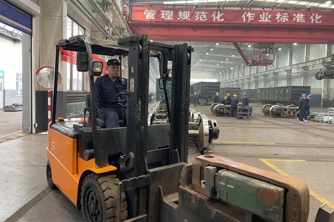 叉车好开,可对位难.