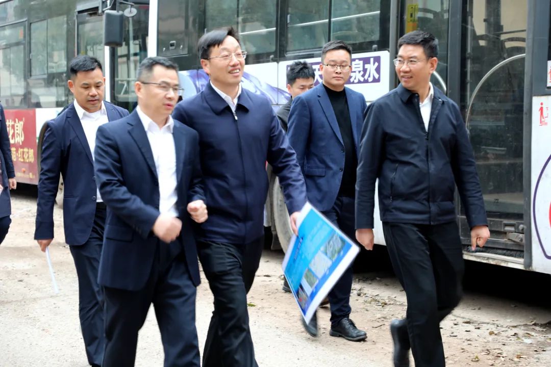 现场办公协调解决问题推动项目建设提速增效周志军带队调研赤岭单元