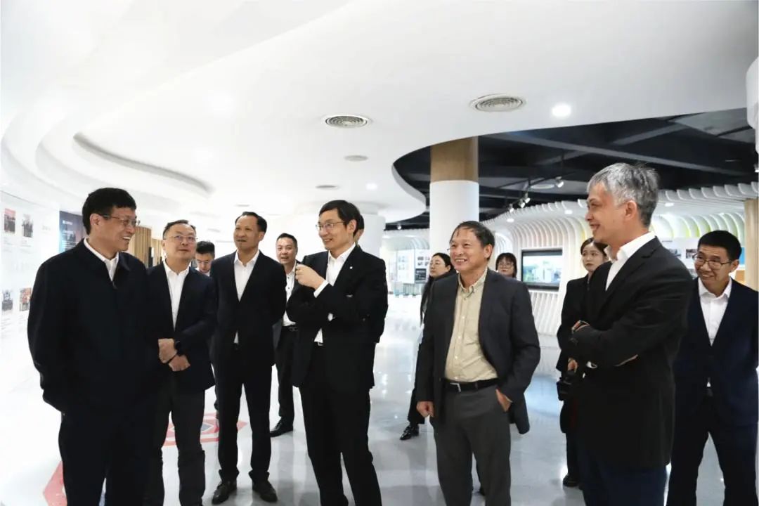 对于北新嘉宝莉的未来发展,他提出五点要求:一是加强央地合作,与当地