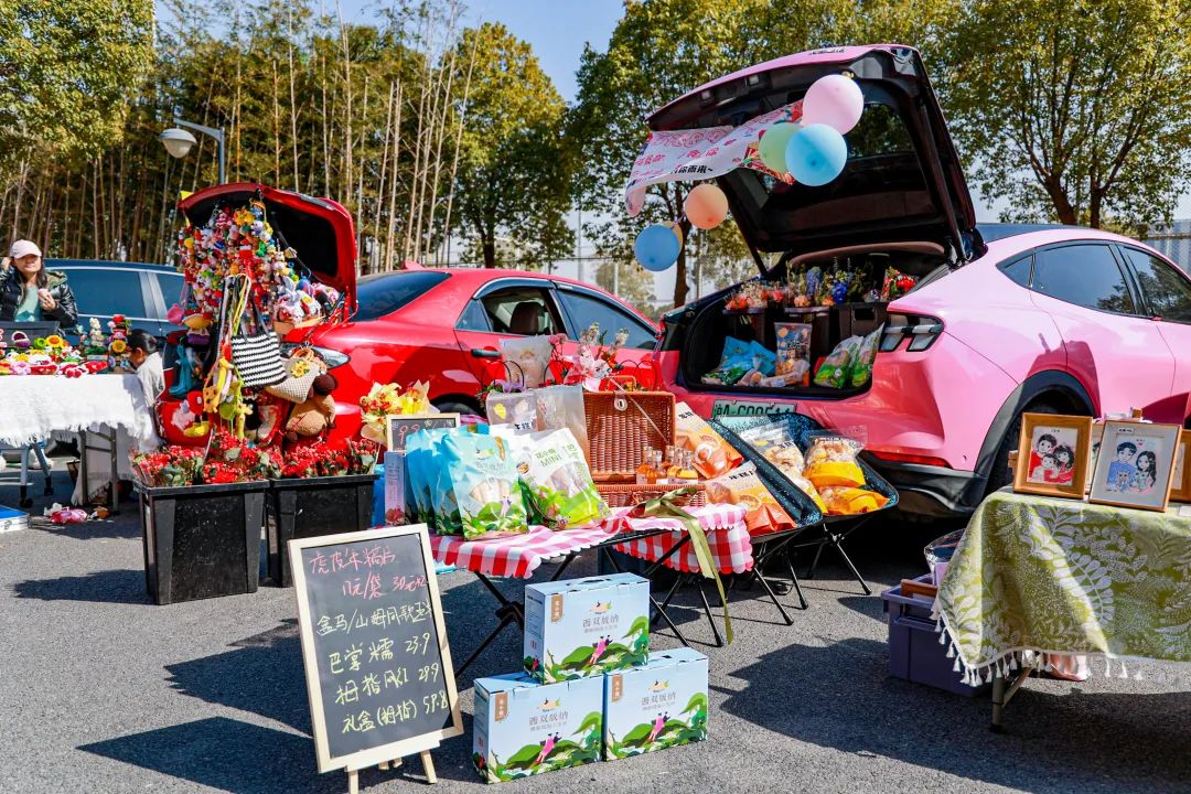 的多元文化以及强大的资源整合能力,落地线下创意活动"德必有邻市集"