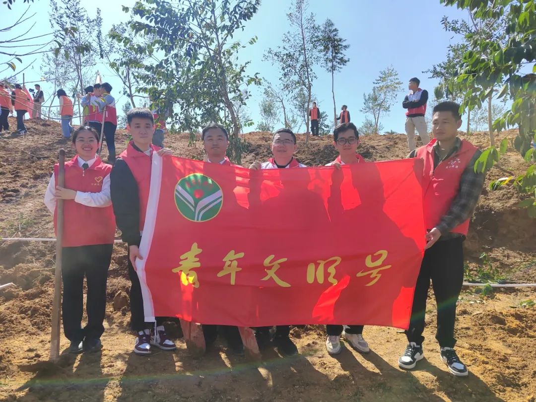 在植树现场,海事志愿者身披"红马甲",热情高涨,干劲十足,分工合作