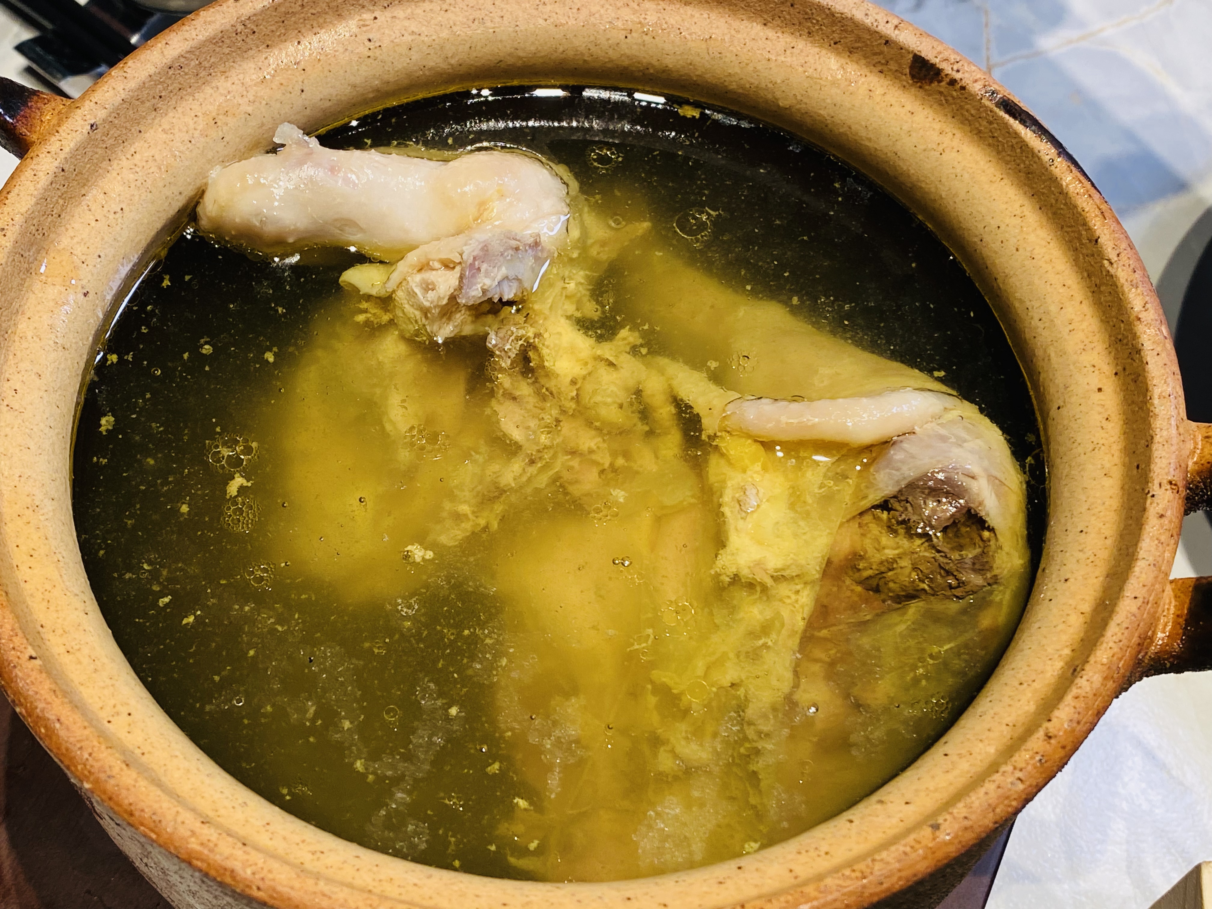 徽派老鸡汤无为板鸭是传统徽菜,前几年有朋友快递一只给我,塑封的