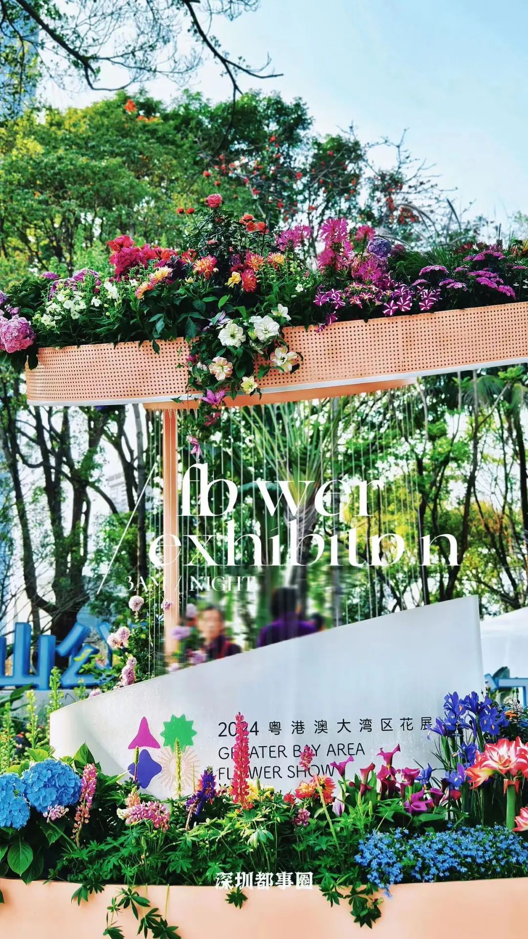 不同品种的花像打翻了的颜料盘,像极了现实版的莫奈花园,可惜手机比不