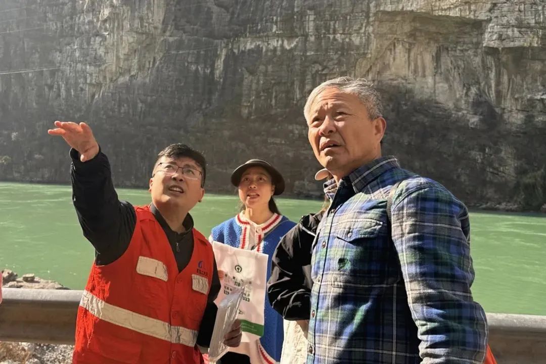 修铁路时,他们给这个村修了条路……_澎湃号·政务