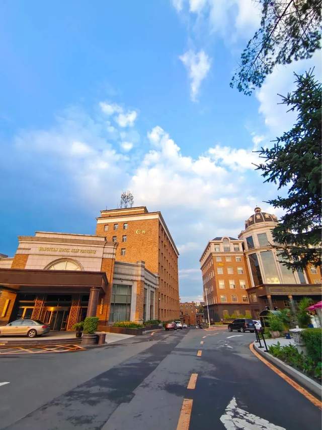 吉林省松苑宾馆是一家位于长春市中心商业区内的花园式宾馆,距离长春