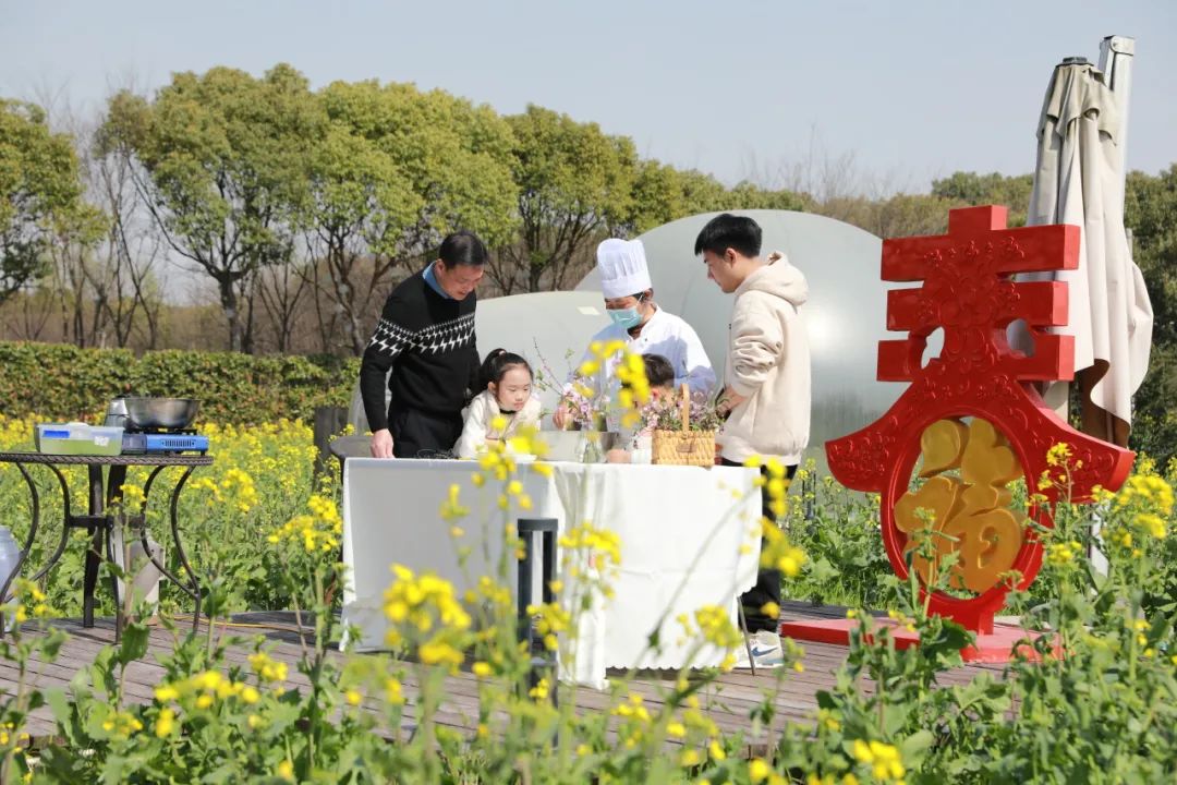 小朋友们在田园中肆意玩耍,划船,赏花,看乡野的鸡鸭,感受乡间乐趣.