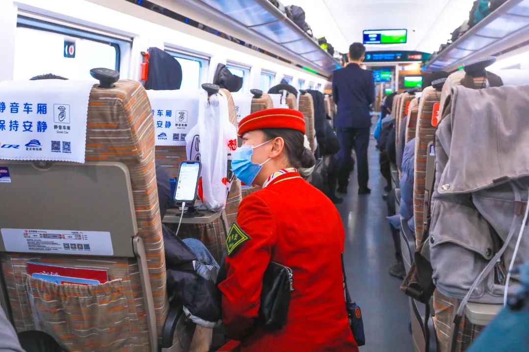 轻柔地检查行李是否放置妥当列车长和列车员在静音车厢列车从北京西站