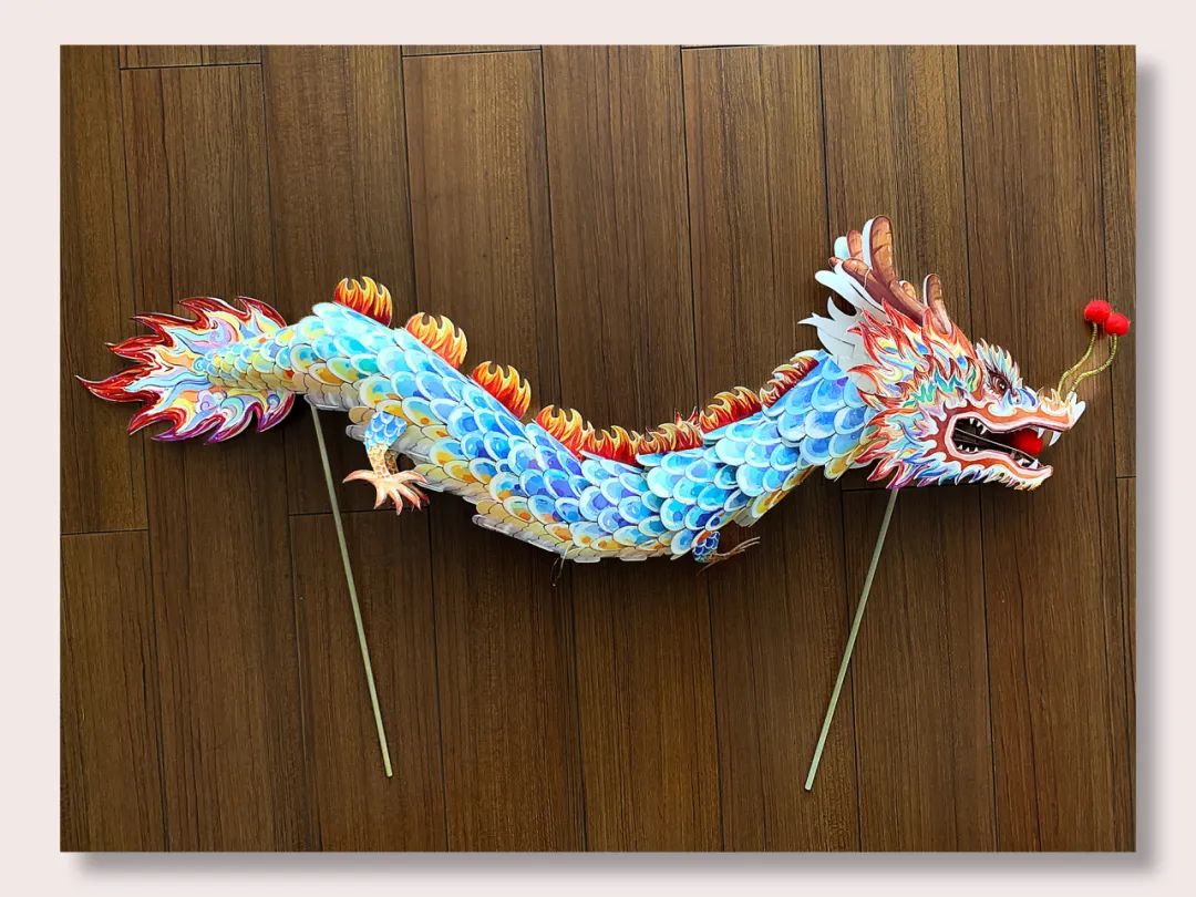 该作品利用粮食五谷精心拼贴出一条色彩斑斓的创意龙.