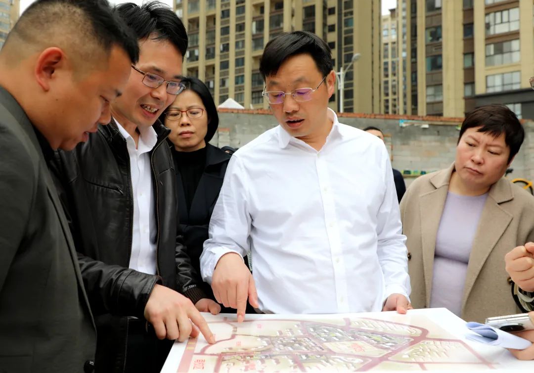 周志军带队前往新开铺街道督查学校建设工作