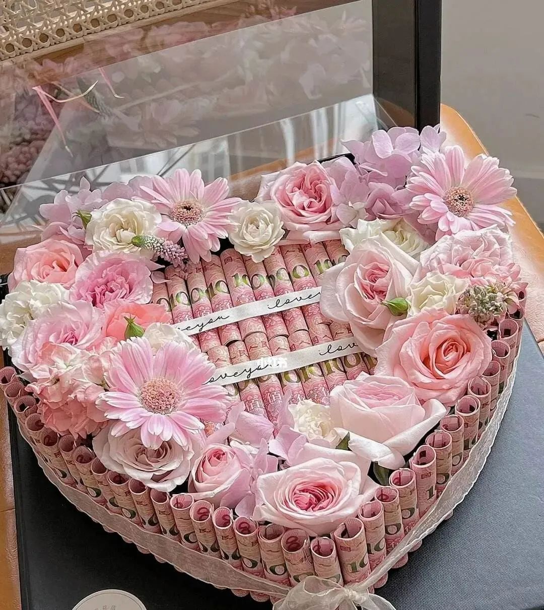 这是店里第一次接如此特殊的订单即用"鲜花 现金"制作而成的礼盒"有钱