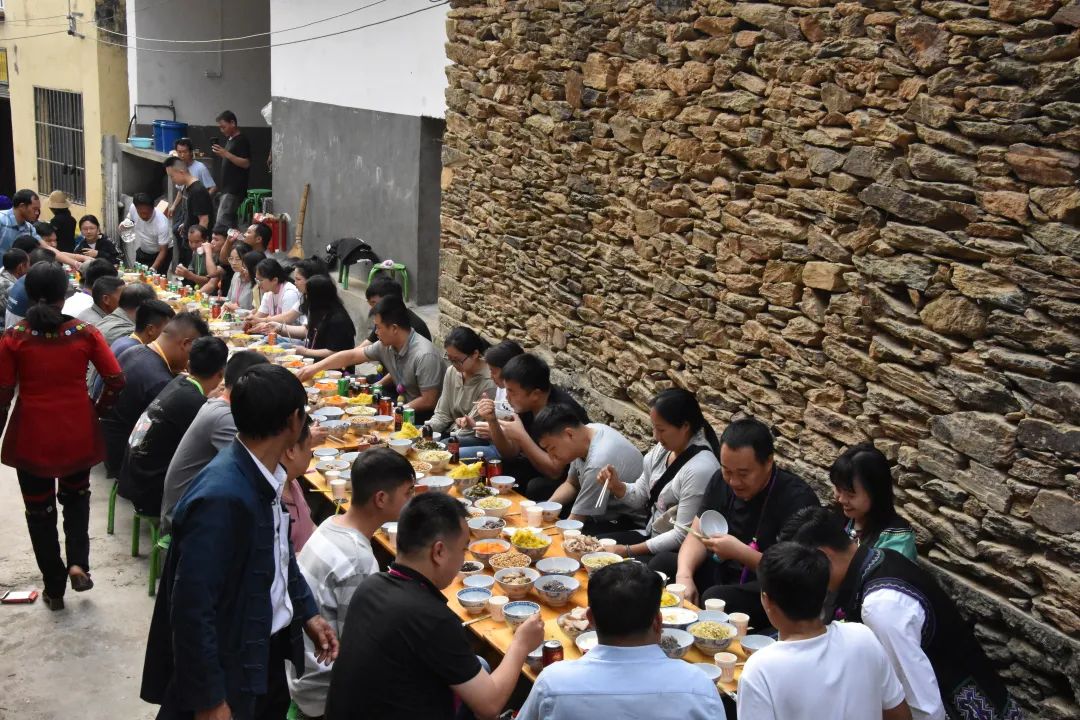 民族团结一家亲喝哈尼酒唱哈尼歌品哈尼长街宴