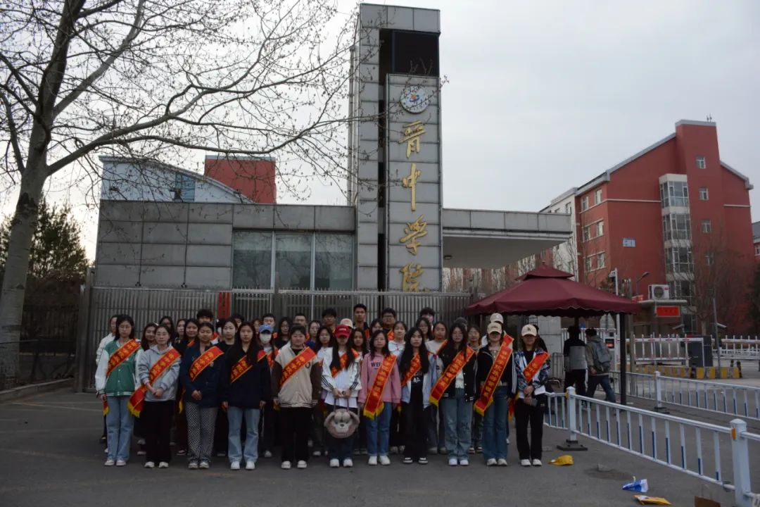 活动中,民警与晋中学院大学生志愿者一道,用抹布逐车擦拭共享电动车