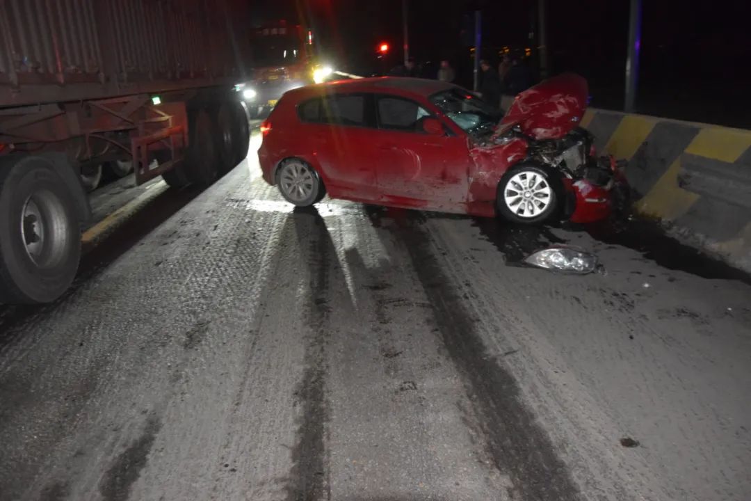 【春季行动】两车相撞气囊全开,幸亏系了安全带!