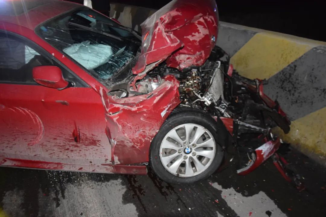 【春季行动】两车相撞气囊全开,幸亏系了安全带!