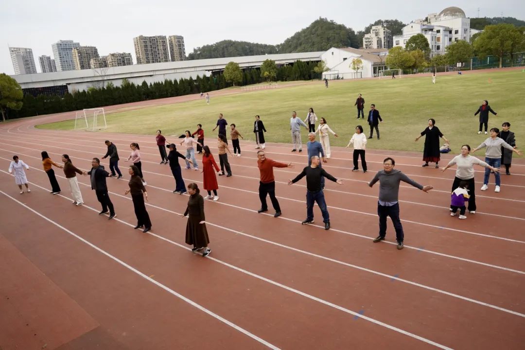 左右滑动,查看更多···淳安中学老师表示,非常感谢淳安民盟将"