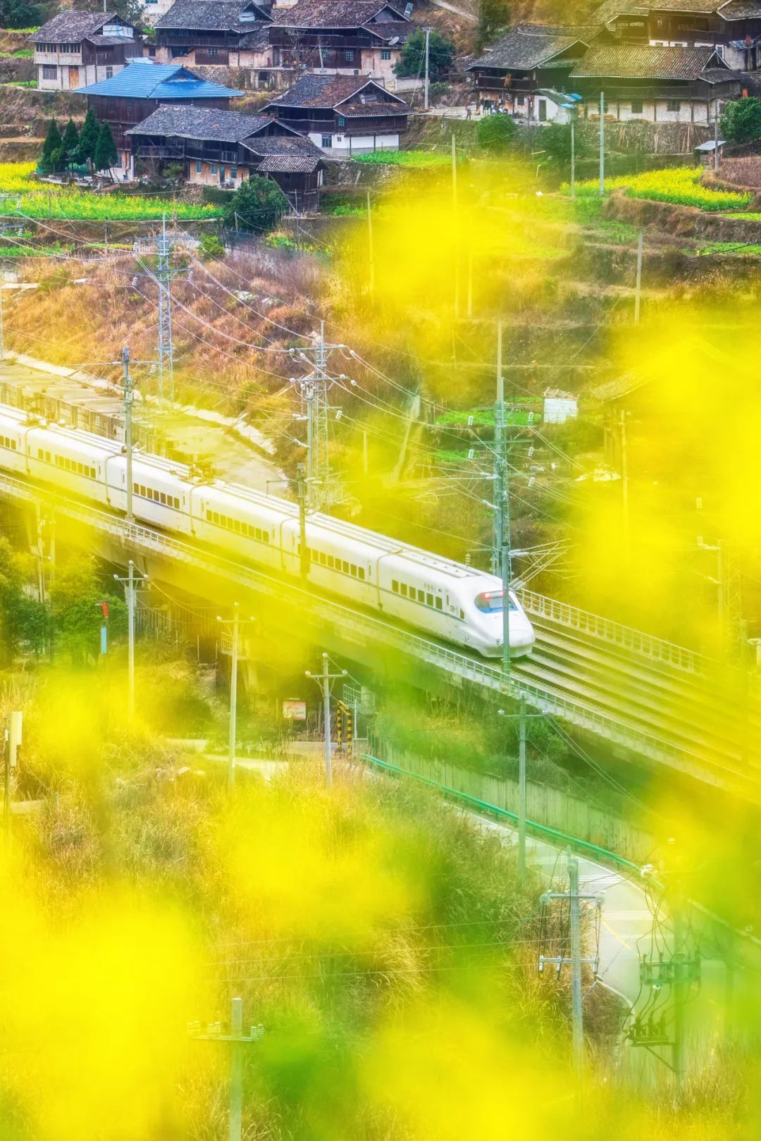 历史深处的古道马蹄声一直回荡,变成了如今贵广铁路上的火车轰鸣声.