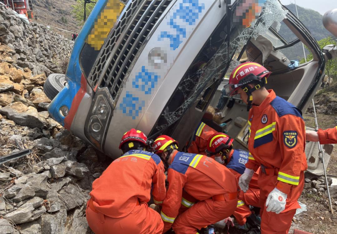 广西隆林一中巴车侧翻,已致2人遇难11人受伤_澎湃号·政务_澎湃新闻