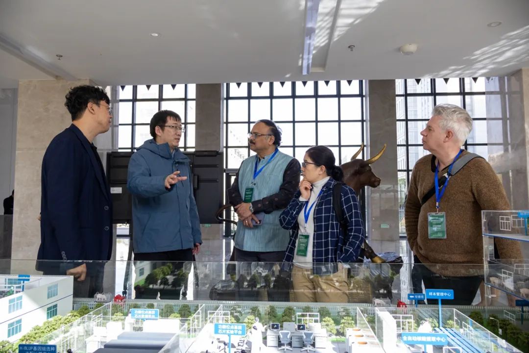 动物医学院丁一教授为与会委员介绍生猪数智育种一体化模型(车媛媛