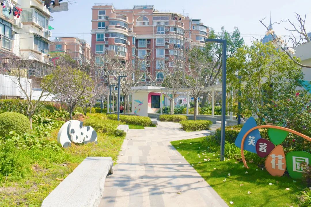 曹杨社区建有3个公园为街道增添了一抹亮色也被绘上了彩色涂鸦路边的