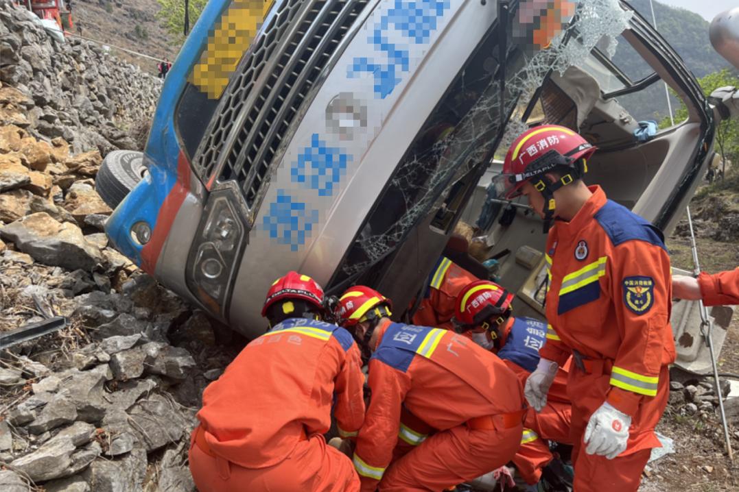 事故后在确保车辆车内有人员被困约4米落差的田地里一辆中巴车侧翻到
