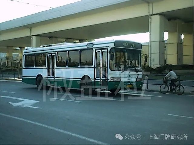 96路sk6105khp1型客车,中山南一路(朱达艺 摄,2002)96路sk6105p型客车