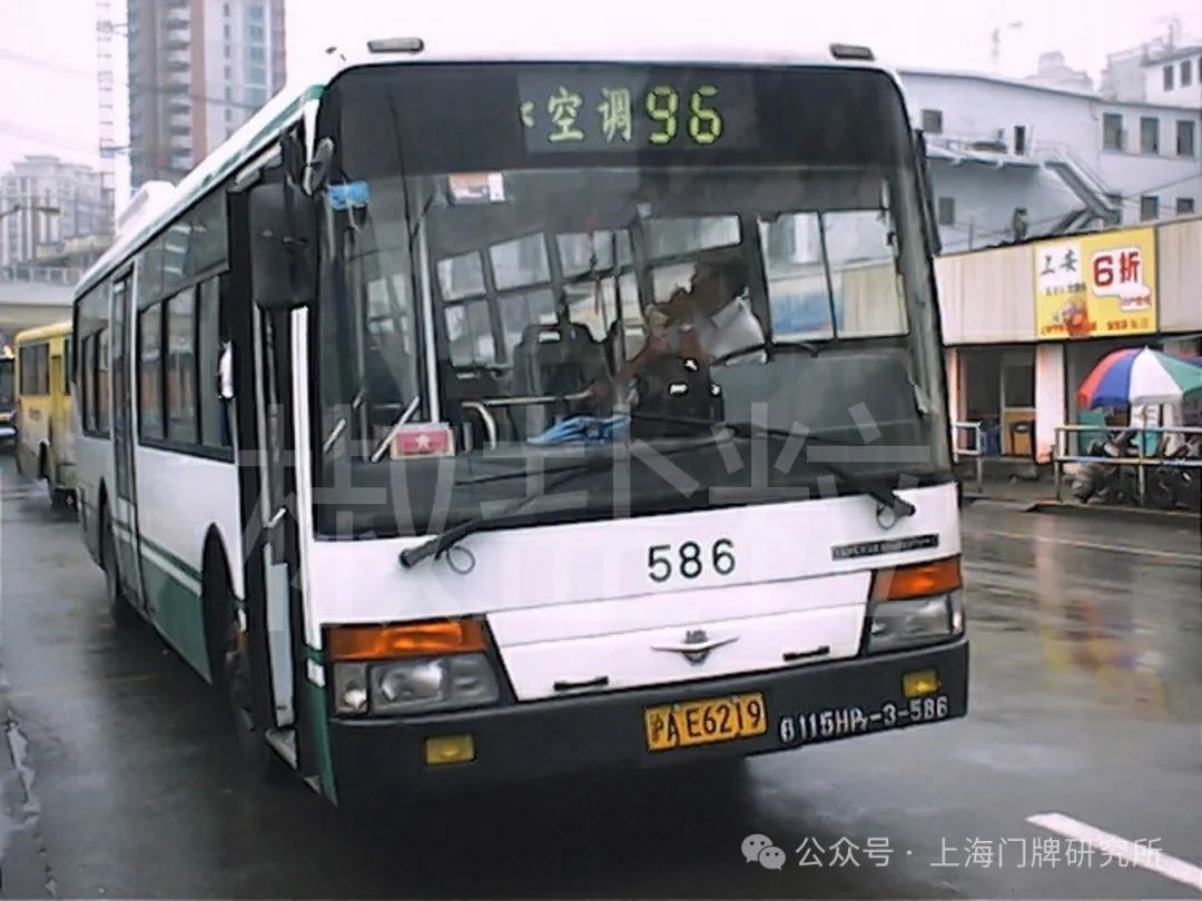 96路sk6115khp2-1型客车,凯旋路(朱达艺 摄,2002)96路sk6105khp1型