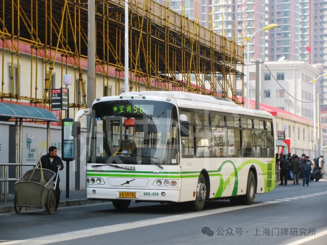 96路swb6100v(s0c)型客车,中山公园地铁站(魏家钧 摄,2010.