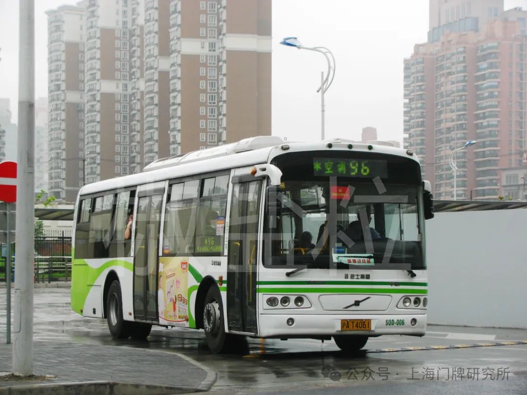 96路swb6100v2(s0d)型客车,中山公园地铁站枢纽(魏家钧 摄,2010.