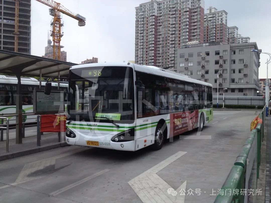 96路swb6127phev2(s2s)型客车,中山公园地铁站枢纽(张渊源 摄,2014)
