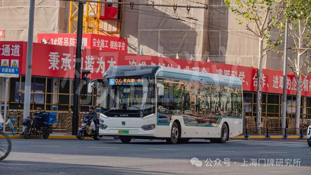 96路swb6109bev98g(s0s)型客车,西藏南路瞿溪路(terryxue 摄,2021)96