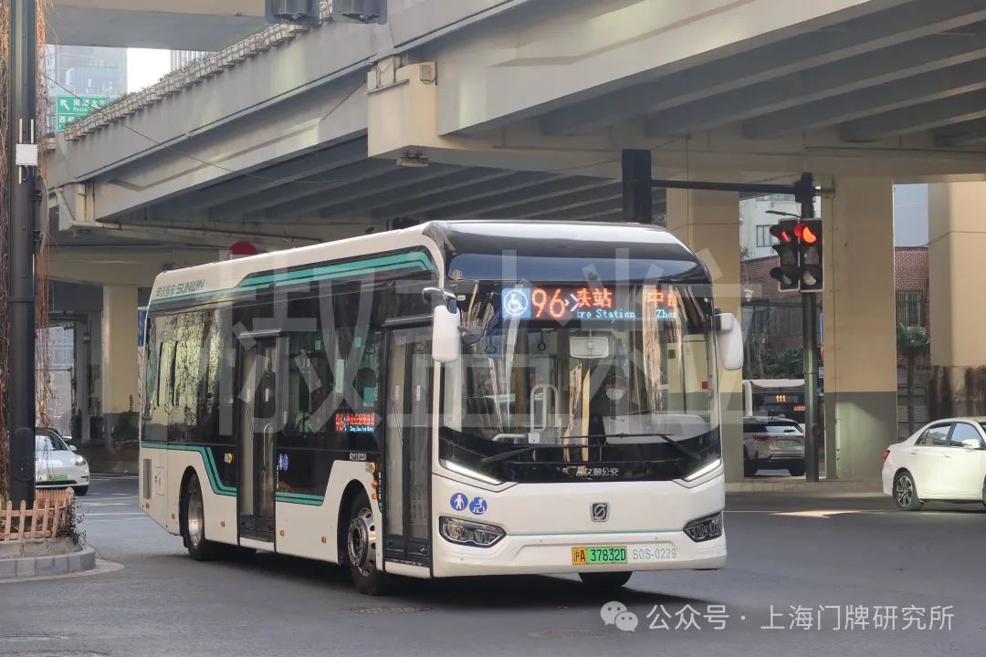 96路swb6109bev98g(s0s)型客车,鲁班路(魏家钧 摄,2023)96路站牌(贺