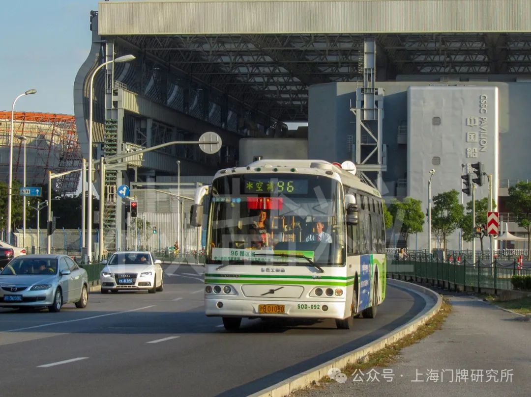 (s0d)型客车,龙华东路(魏家钧 摄,2011)96路区间swb6100v5(s0e)型客车