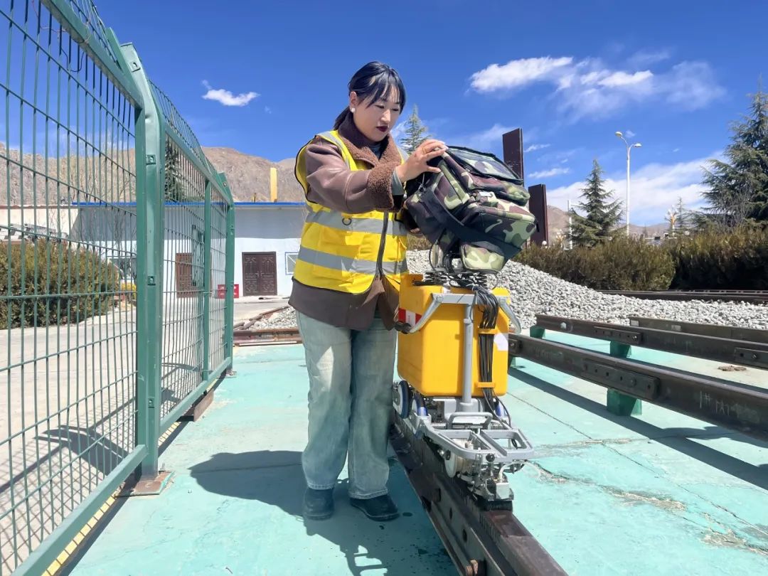 青春相框 | 守护天路的"格桑花"_澎湃号·政务_澎湃新闻-the paper