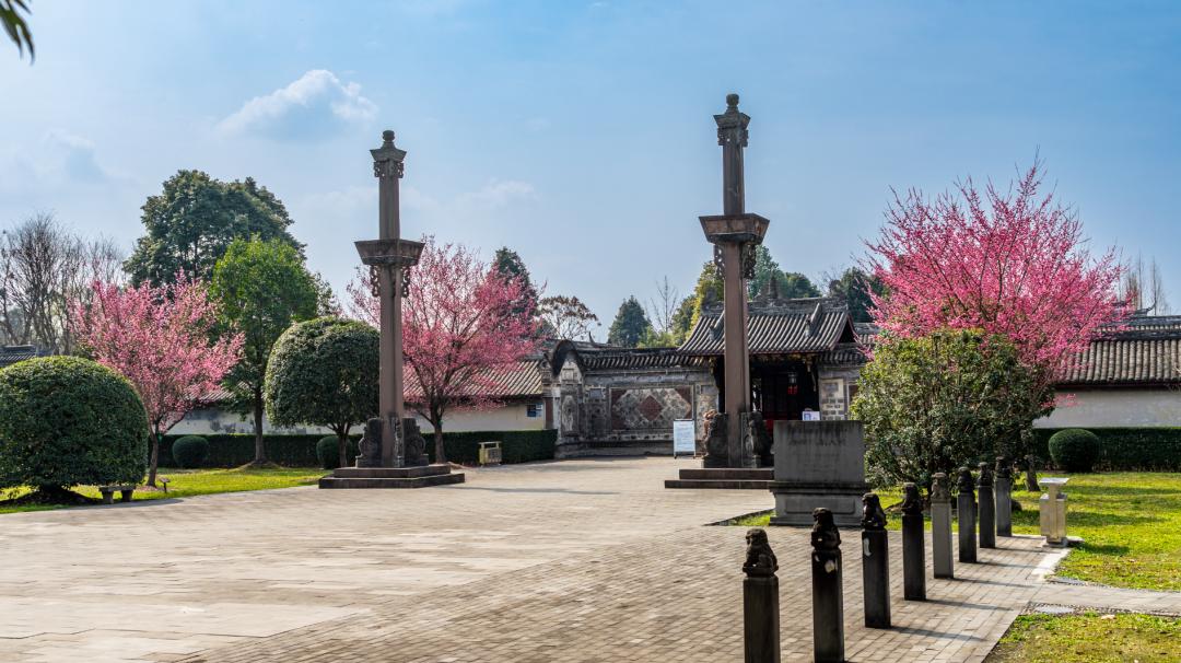 陈家桅杆拾级而上,在看台上便能看到,绿色的麦田画布上,一幅"太阳神鸟