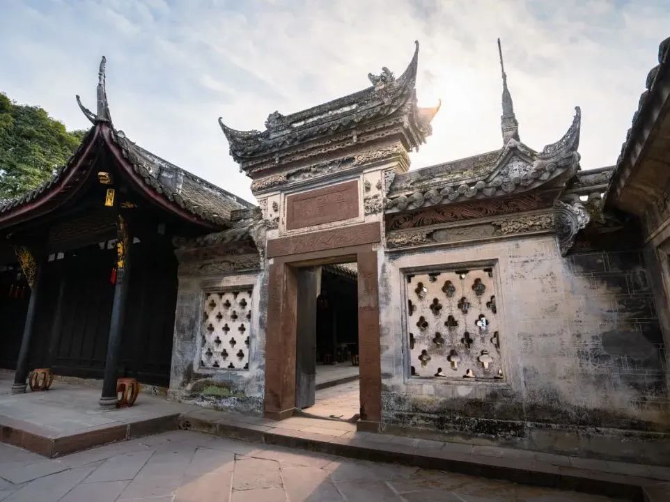 陈家桅杆拾级而上,在看台上便能看到,绿色的麦田画布上,一幅"太阳神鸟