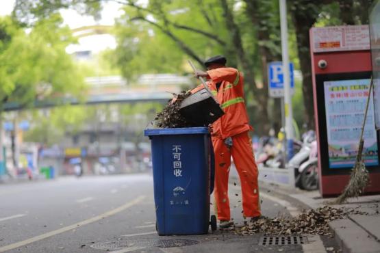 环卫工人们是城市的美容师,他们用自己的汗水和辛劳为城市带来了整洁