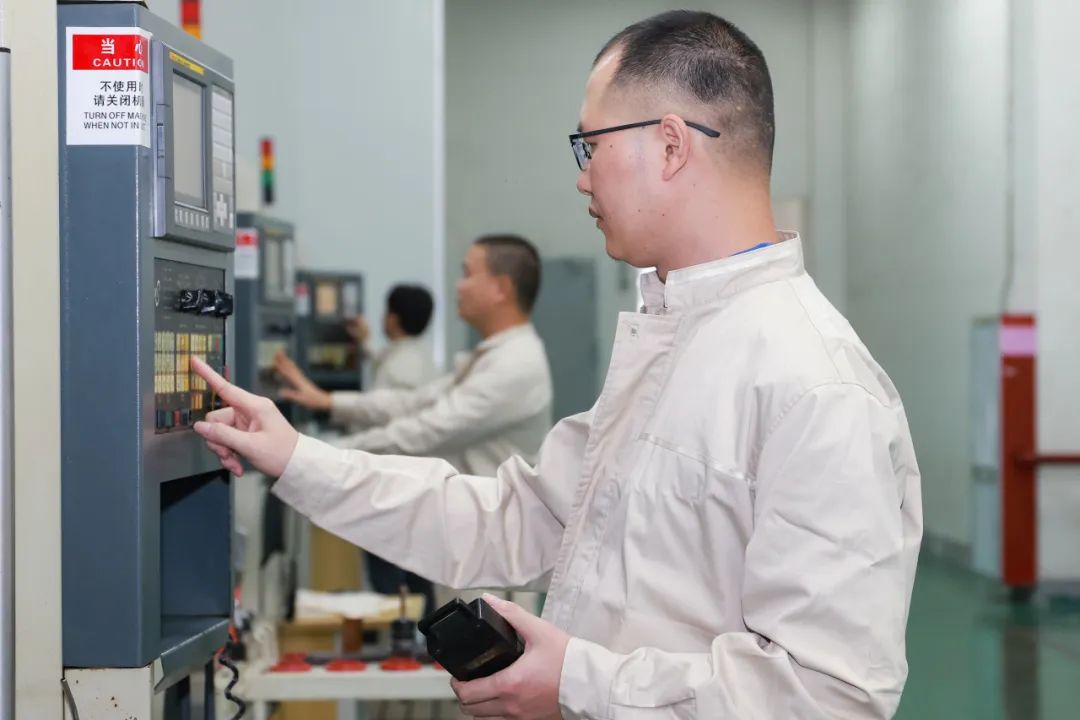 数控工匠(数控铣工)技术比赛(资料图)△实验室中溶液配制及滴定扶析