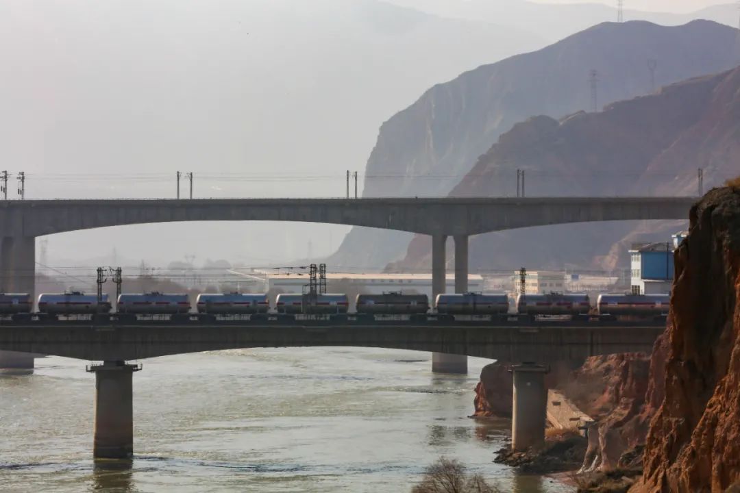 火车迷 | 他们居然用火焰来"垂钓"_澎湃号·政务_澎湃新闻-the paper