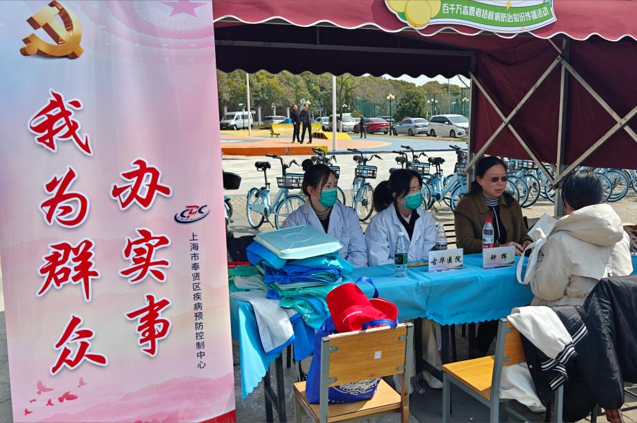 通过结核病防治游戏互动和义诊等丰富多彩的形式,让海湾大学城师生