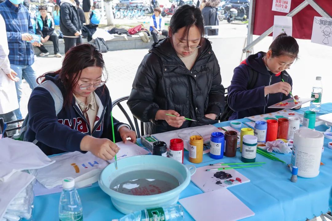 通过结核病防治游戏互动和义诊等丰富多彩的形式,让海湾大学城师生