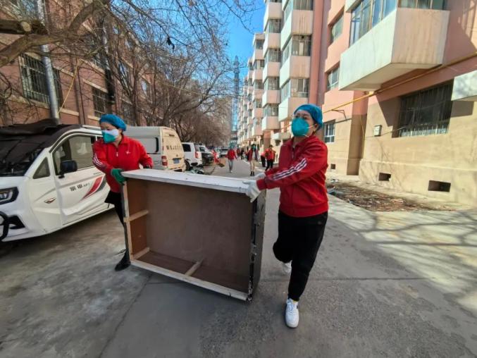 活动中,巾帼志愿者们身体力行,手持扫帚,簸箕,垃圾袋,铁锹等清洁用具